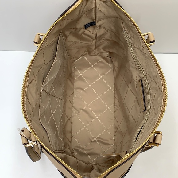 MICHAEL KORS
Charlotte Large Logo and Leather Top-Zip Tote Bag Bisque Mu… - Picture 11 of 16
